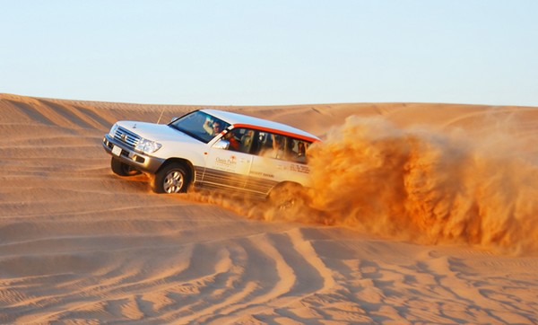 ماشین سواری در بیابان دبی