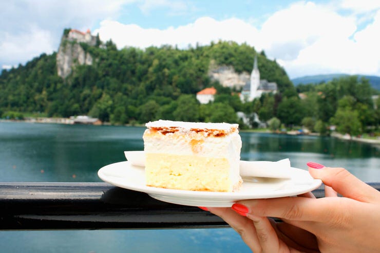 کیک شیرین اسلوونیایی کرمنیتا نامیده می شود