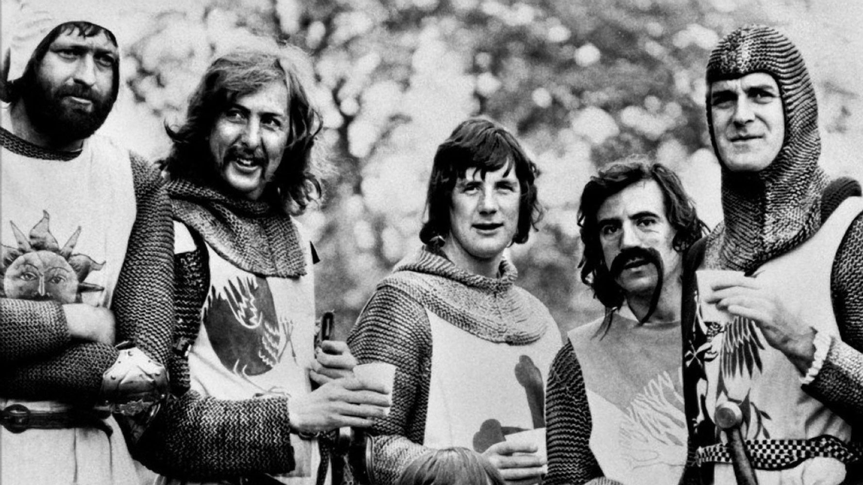 صحنه طنزآمیز از Monty Python and the Holy Grail با شاهزاده‌ها و شوالیه‌های خنده‌دار